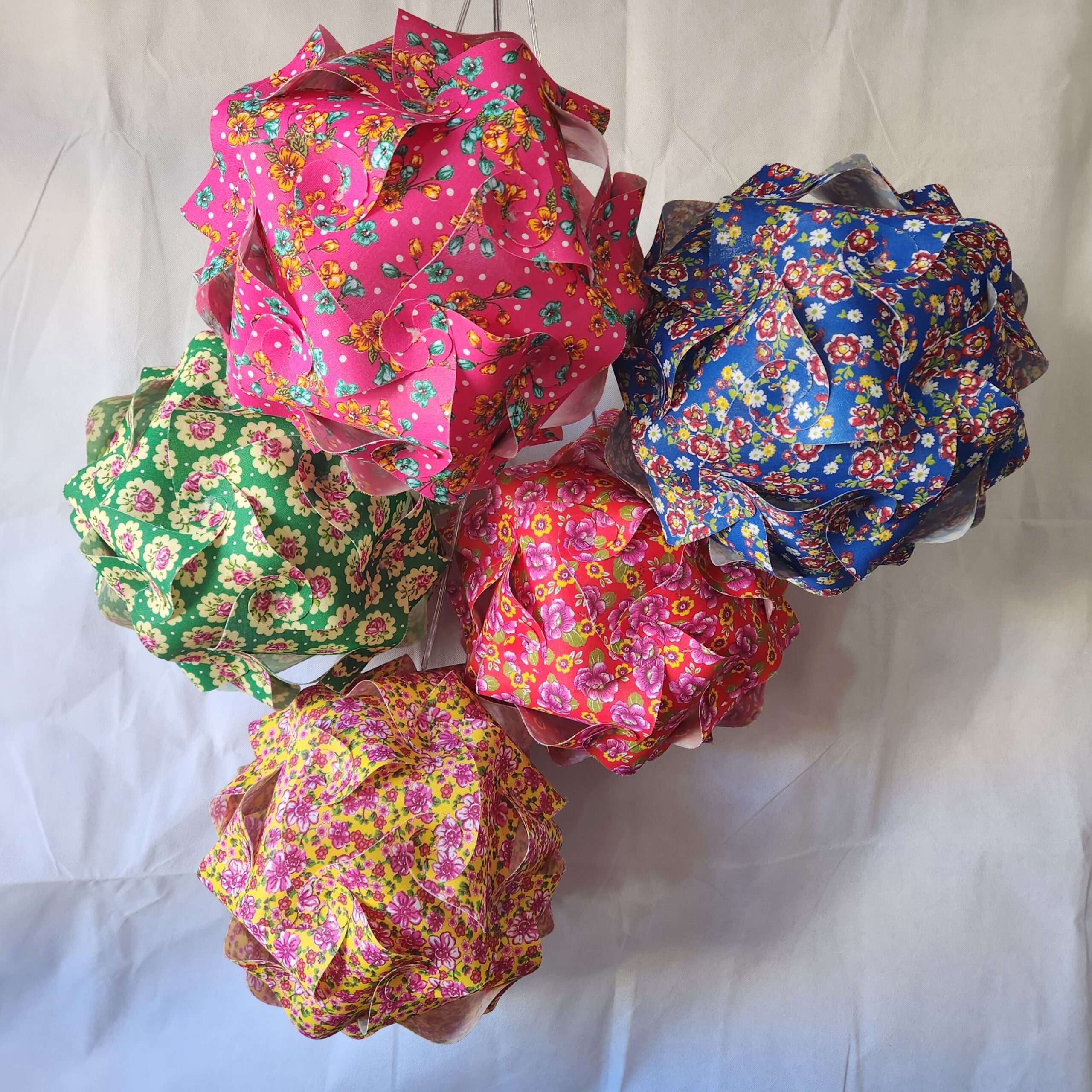 luminaria_chita_bola_tecido_origami_colorida_tecido_pendente (4)
