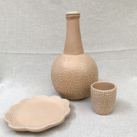 Moringa de Cerâmica com copo e prato Vale do Jequitinhonha – Bege Bolinhas