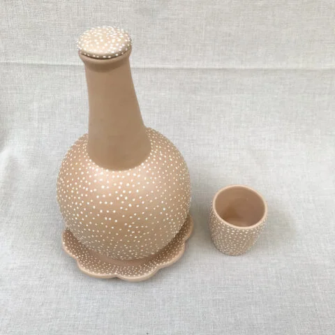 Moringa de Cerâmica com copo e prato Vale do Jequitinhonha – Bege Bolinhas