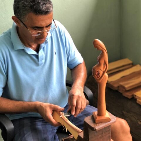 Escultura em Madeira Amor de Mãe – Mestre José Elias – Gestante Natural