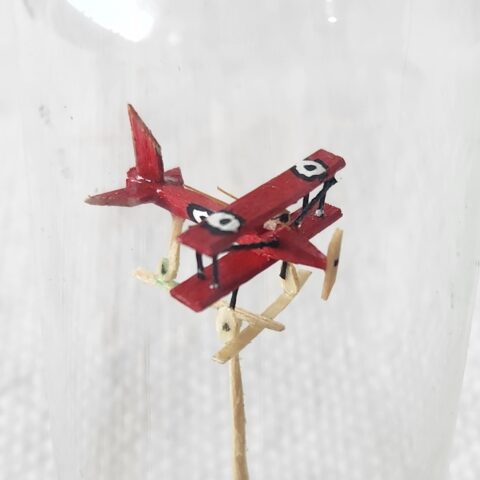 Escultura Palito de Fósforo Avião Vermelho