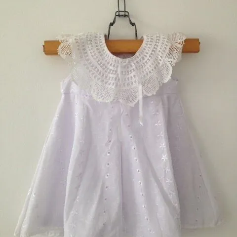 Vestido infantil branco com gola em renda renascença