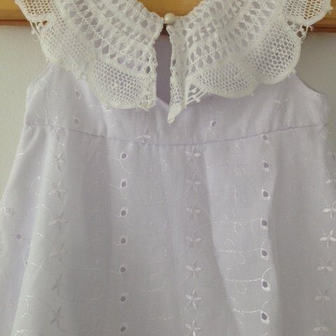 Vestido infantil branco com gola em renda renascença