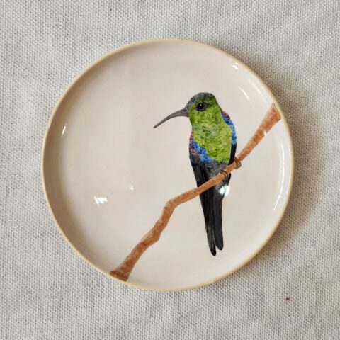 Prato de Cerâmica Beija-flor Costas Violeta – Fabi Gracioli