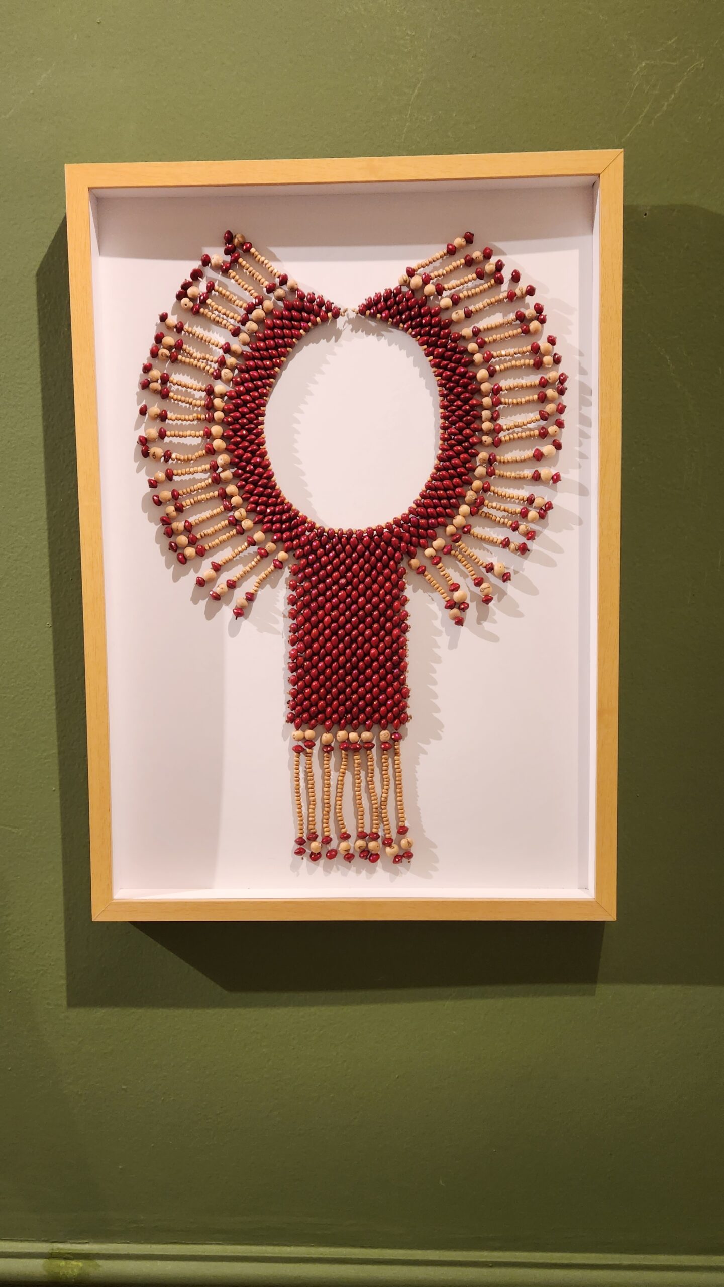 quadro_colar_indigena_arte_vermelho_sementes_fibra_natural_artesanal_decoracao__4_-16.jpg