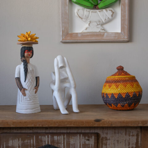 Escultura Mulher Indígena – Branco com bananas