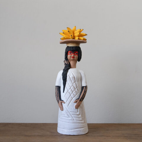 Escultura Mulher Indígena – Branco com bananas