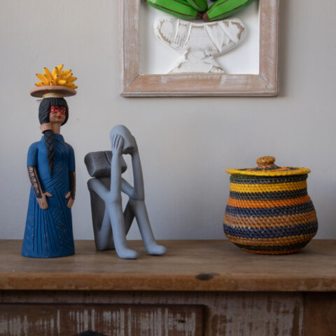 Escultura Mulher Indígena – Azul com banana