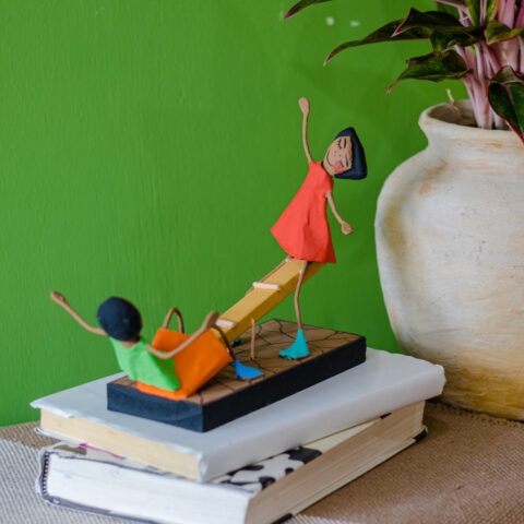 Escultura Brincadeiras Tradicionais Papel Machê – Gangorra