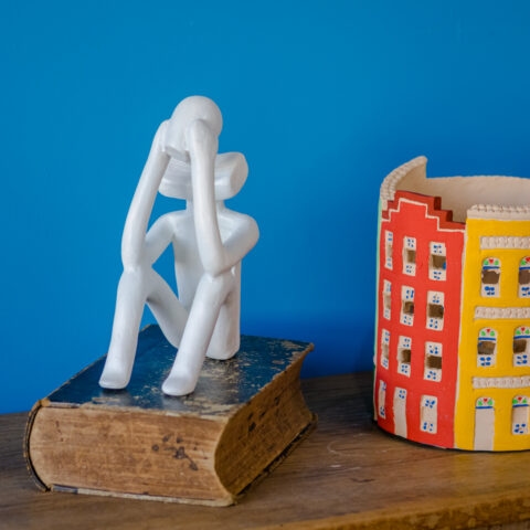 Escultura Cerâmica – O Pensador Branco