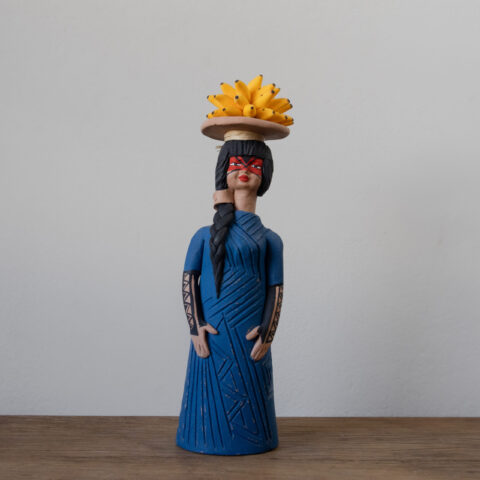 Escultura Mulher Indígena – Azul com banana