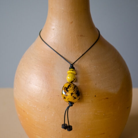 Colar com Pingente de Jarina – Amarelo
