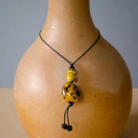 Colar com Pingente de Jarina – Amarelo