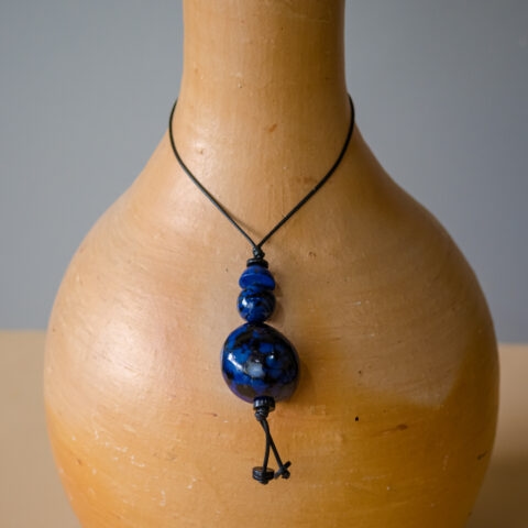 Colar com Pingente de Jarina – Azul Marinho