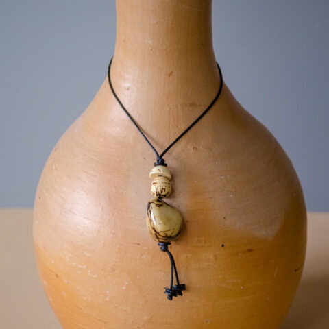 Colar com Pingente de Jarina – Branco