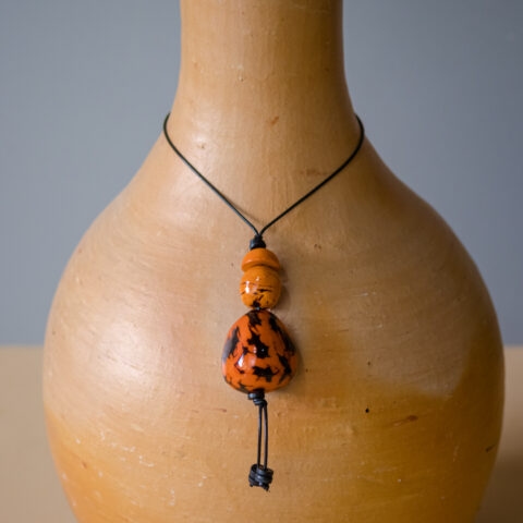 Colar com Pingente de Jarina – Laranja