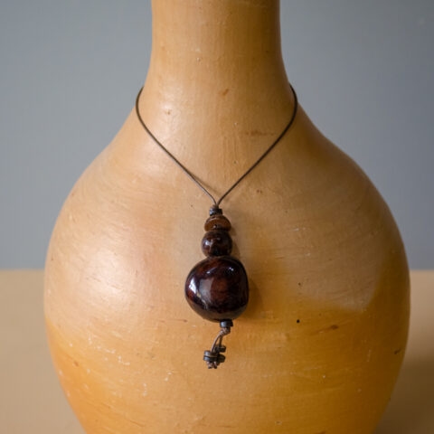 Colar com Pingente de Jarina – Marrom