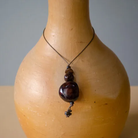 Colar com Pingente de Jarina – Marrom