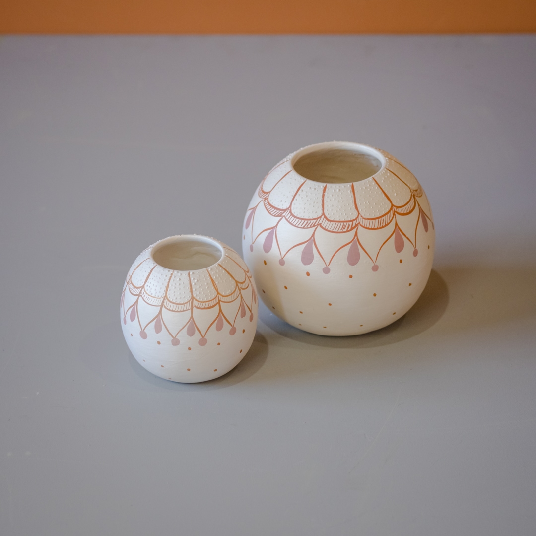 Conjunto_Vasos_Bola_CerC3A2mica_Jequitinhonha_Branco_1.jpg