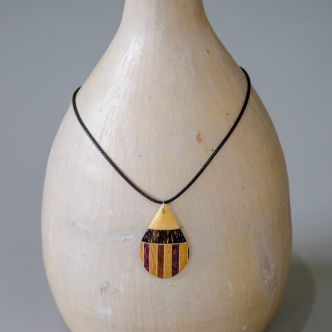 Colar com Pingente em Marchetaria Cedro