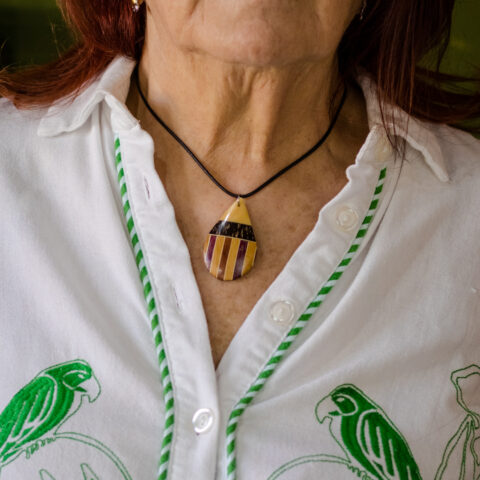 Colar com Pingente em Marchetaria Cedro