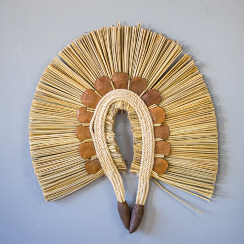 Cocar Decorativo de Palha com Pingente