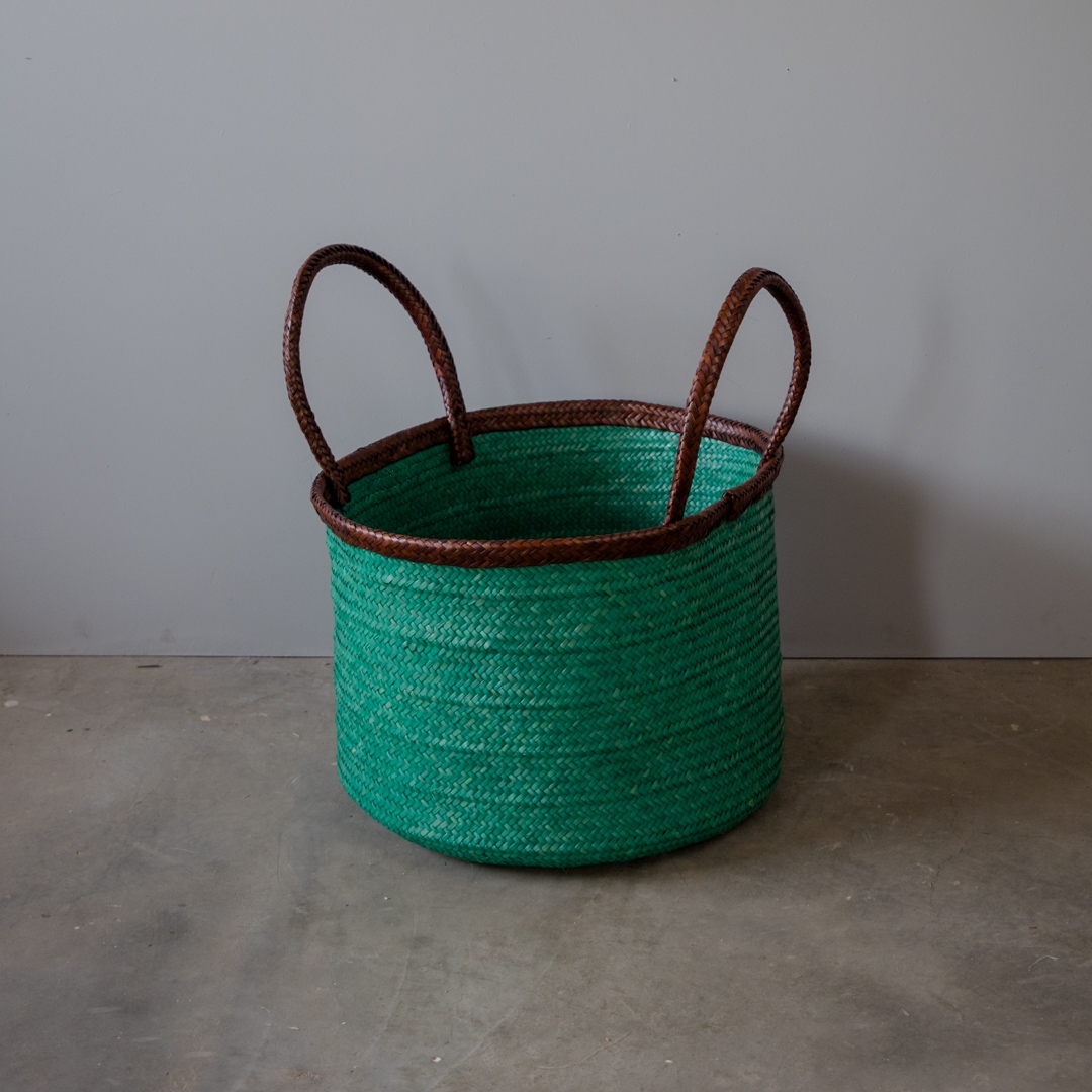 Cesto_Redondo_de_Palha_Verde_alC3A7a_Marrom-1.jpg