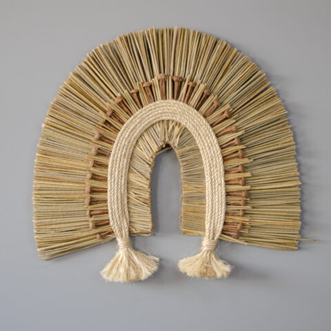 Cocar Decorativo Palha e Sementes – Natural