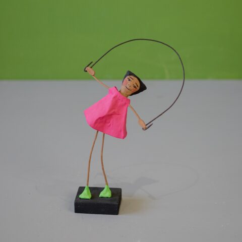Escultura Brincadeiras Tradicionais Papel Machê – Pula Corda Rosa