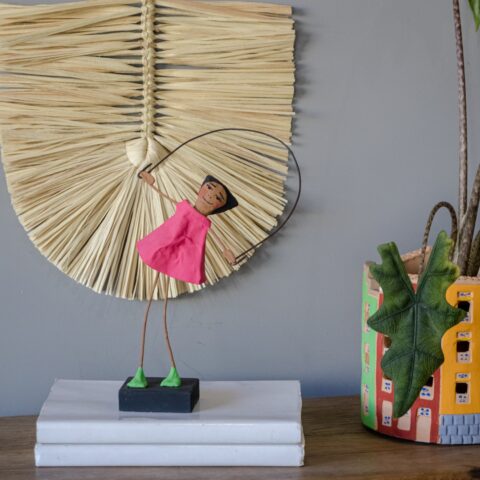 Escultura Brincadeiras Tradicionais Papel Machê – Pula Corda Rosa