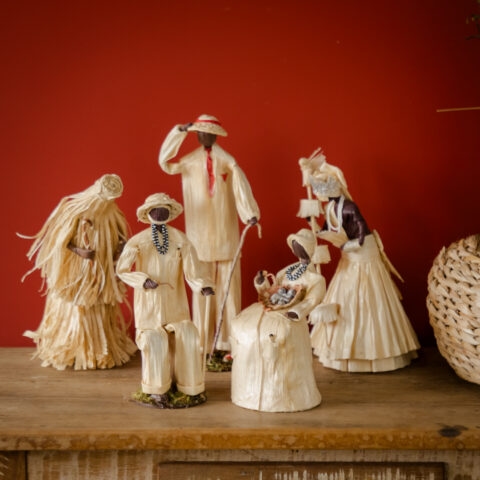 Escultura em palha de milho – Casal Preto Velho