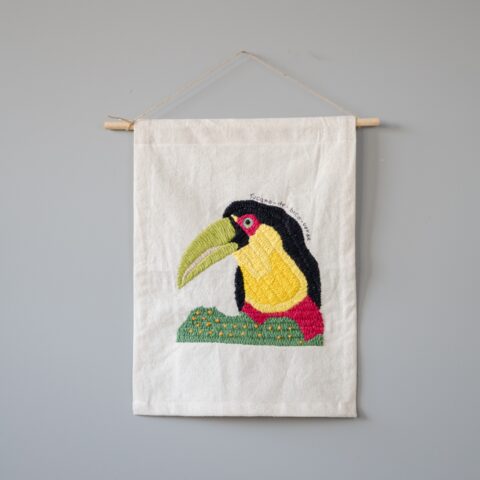 Pano bordado de parede – Tucano Bico Verde