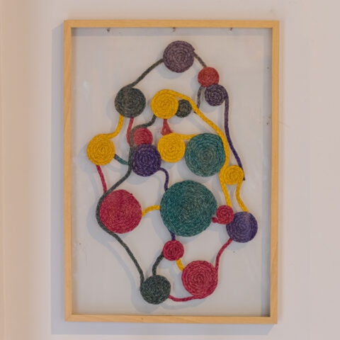 Quadro trançado de palha colorida