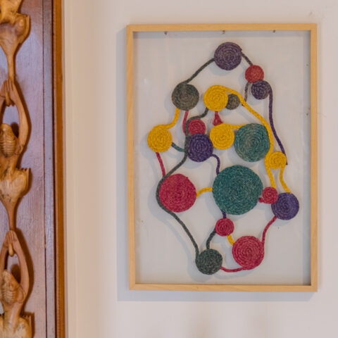 Quadro trançado de palha colorida