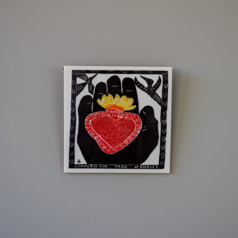 Azulejo de Parede Xilogravura J. Borges – Coração na Mão