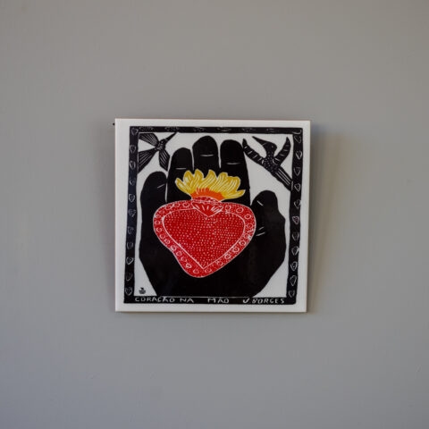 Azulejo de Parede Xilogravura J. Borges – Coração na Mão