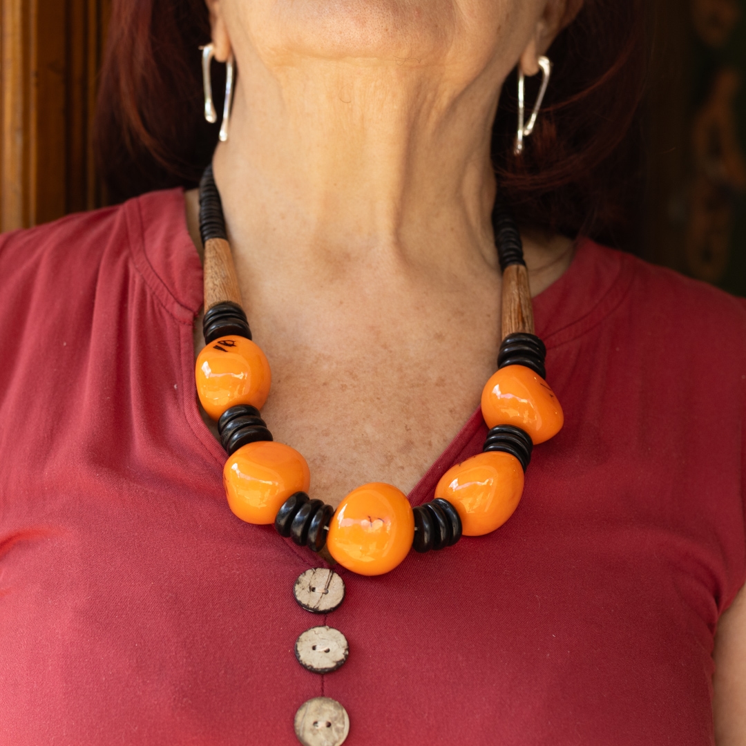 Colar_de_Jarina_com_Coco_laranja-2.jpg
