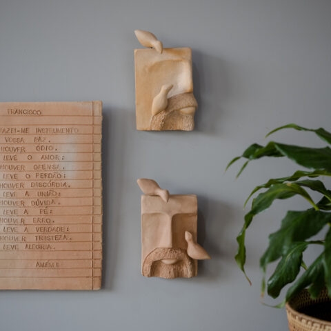 Rosto São Francisco de Cerâmica para Parede – Meia Face