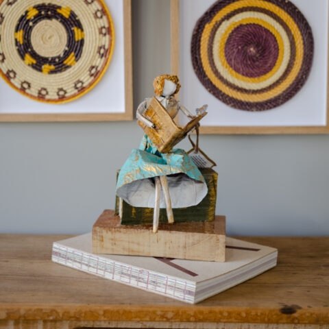 Escultura em Papietagem – Leitora
