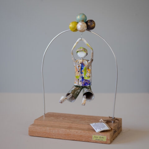Escultura em Papietagem – Menino com Balões