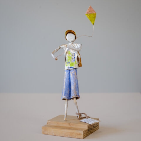 Escultura em Papietagem – Menino com Pipa (1)