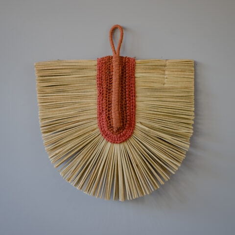 Leque Decorativo Palha e Crochê – Vermelho