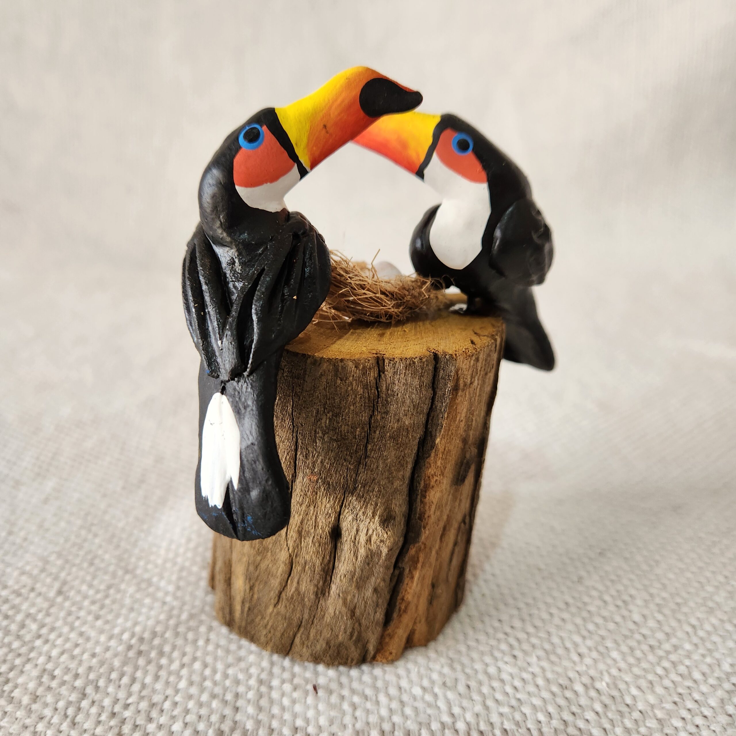 casal_tucanos_ceramica_escultura_tronco_madeira_artesanato2028129.jpg