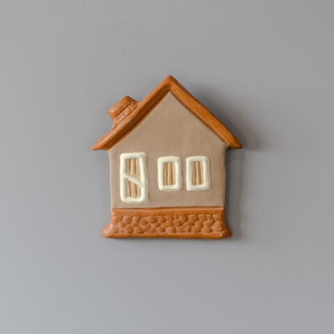 Casinha de Parede em Cerâmica Bege (G) – Família Nazaré