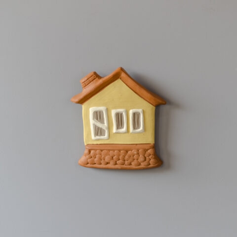 Casinha de Parede em Cerâmica Amarela (M) – Família Nazaré