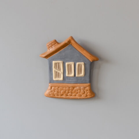 Casinha de Parede em Cerâmica Cinza (M) – Família Nazaré