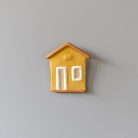 Casinha de Parede em Cerâmica  Amarela (P) – Família Nazaré