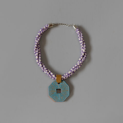 Colar Trançado Lilás – Pingente Marajoara Azul