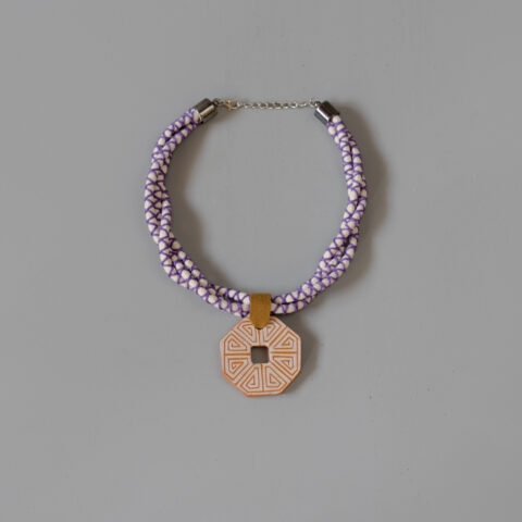 Colar Trançado Lilás – Pingente Marajoara Branco