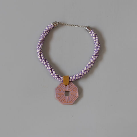 Colar Trançado Lilás – Pingente Marajoara Lilás